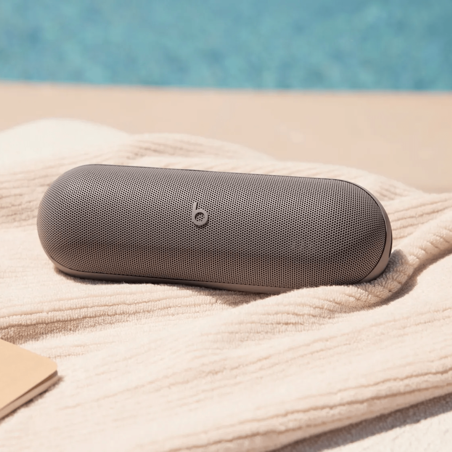 Parlante inalámbrico Beats Pill x Kim Kardashian Gris - Bestmart