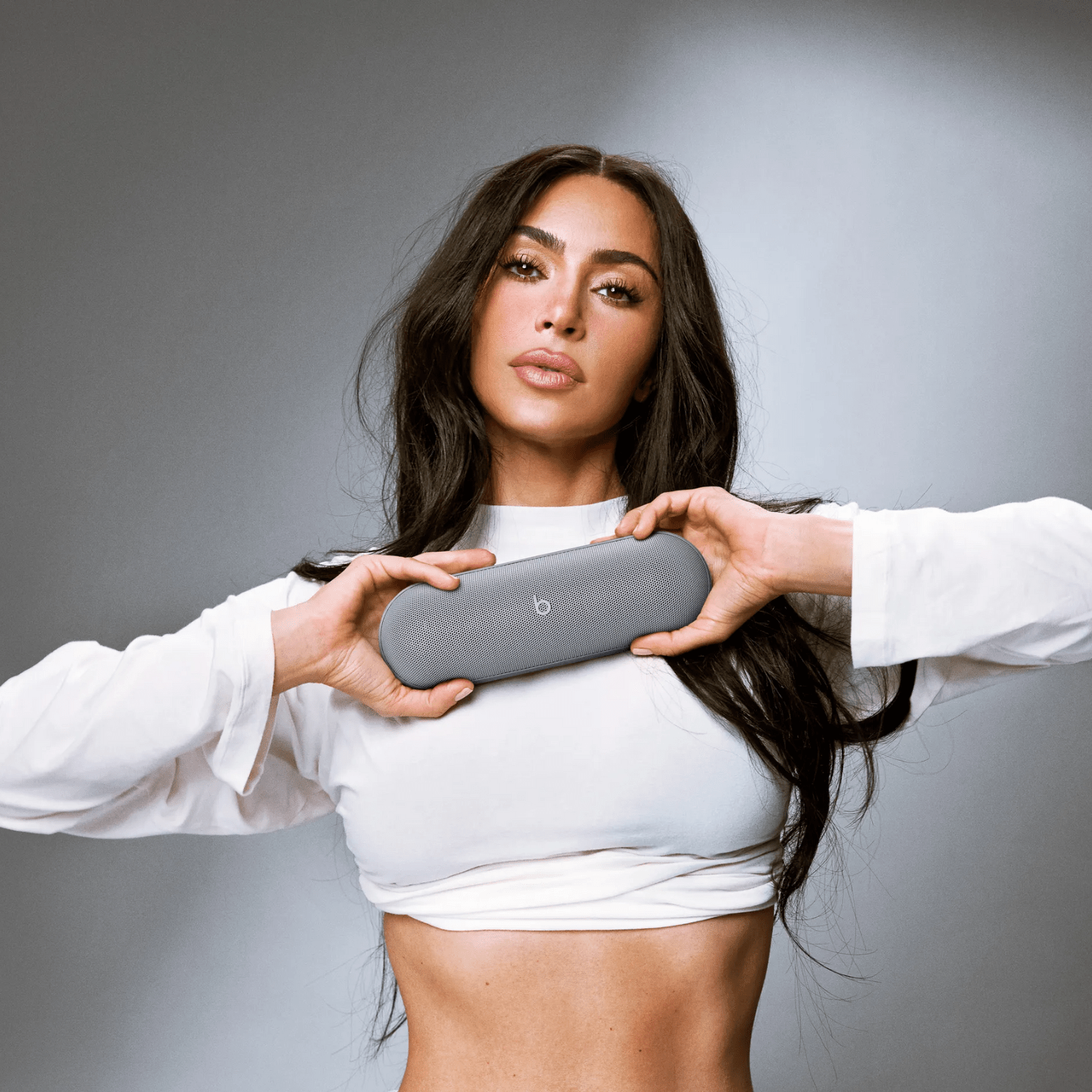 Parlante inalámbrico Beats Pill x Kim Kardashian Gris - Bestmart